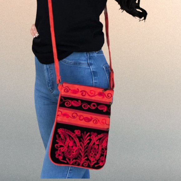 Black and Red Paisley Embroidered Crossbody Purse - Picture 4 of 5